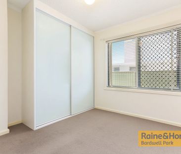 LIGHT-FILLED UNIT IN QUIET STREET !! - Photo 4