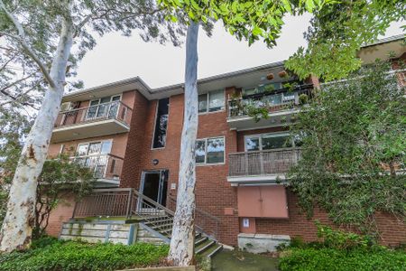 Prime location 2 bedroom apartment - Photo 3