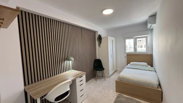 Room in a shared 4-bedroom apartment for rent in La Creu del Grau. - Photo 1