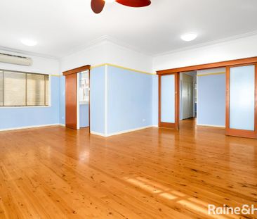 Spacious Three Bedroom Family Home - Photo 1