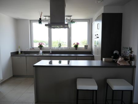 Dakappartement met 2 slaapkamers, groot terras en garage te huur in Tiegem - Photo 2