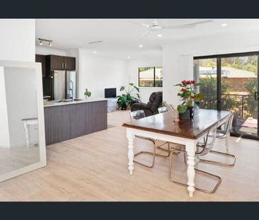 Solar Powered Electricity and Ducted Air-Conditioned Stylish Family... - Photo 4