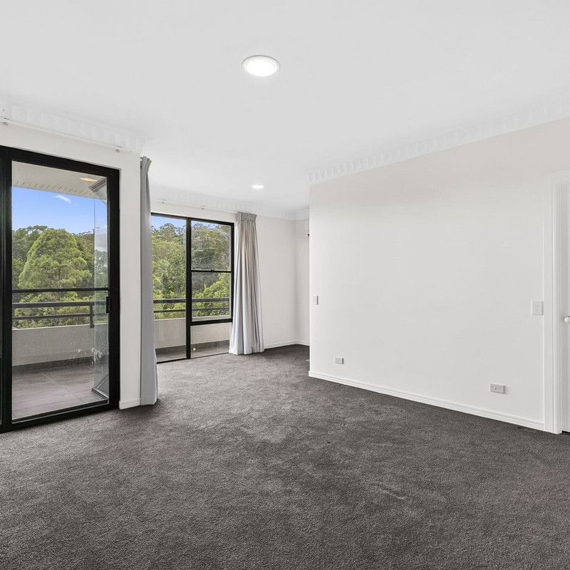 Private Family Retreat With Pool, Court & Multiple Living Areas - Photo 1