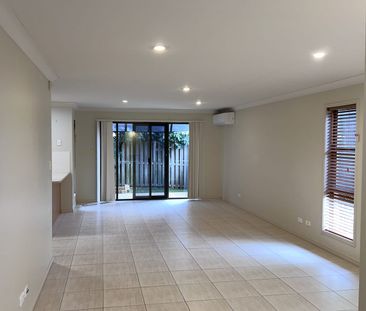Spacious Townhouse in Varsity Lakes - Photo 1