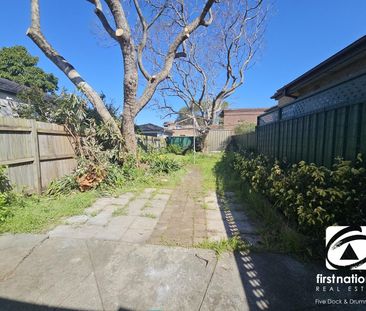 Charming 2-Bedroom Semi with Spacious Backyard - Photo 5