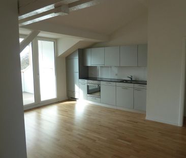 charmante 2.5-Zimmerdachwohnung nähe Rosengartens - Photo 2