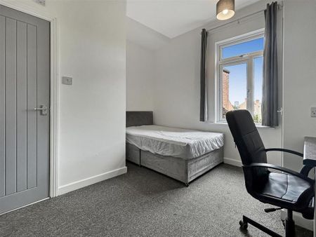 4 bedroom terraced house to rent - Photo 2