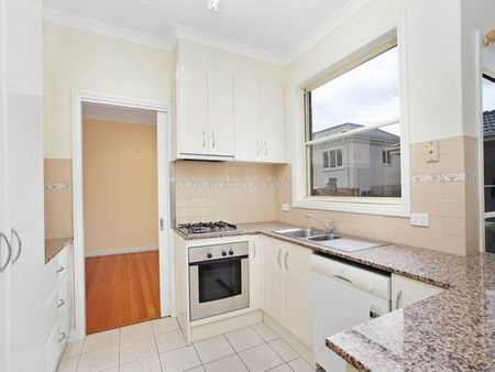 Quality, Convenience & Spacious 3 Bedroom townhouse - Photo 3
