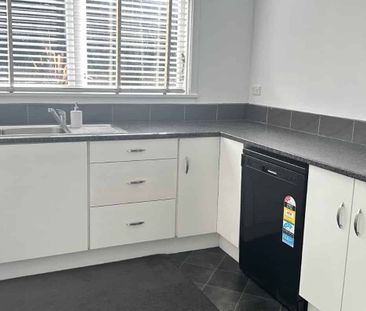 Family Living - Photo 3