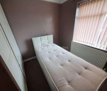 Wayne Close, Batley, WF17 - Photo 3