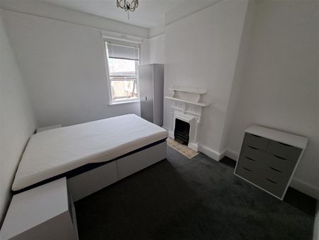 Howard Gardens, Cardiff - Photo 2