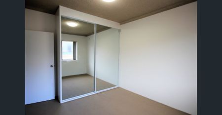 SPACIOUS UNIT CLOSE TO STATION AND SHOPS - Photo 4