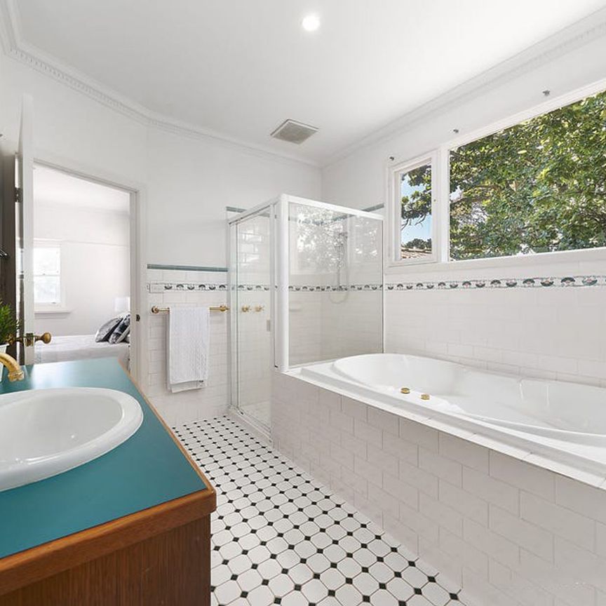 Place your family with perfect park-side poise - Photo 1