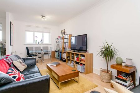 Large one bedroom apartment located in Haggerston. - Photo 2