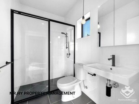 Airconed 1 bed + Studay + Parking, Walk to Westfield/Bus interchange, Large Balconey in quiet location - Photo 4