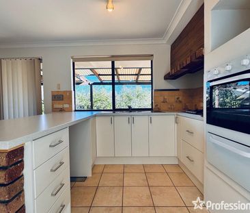 Spacious Family Living with Room for Everyone! - Photo 6