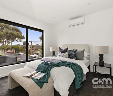 Street Facing Beauty.. - Photo 6