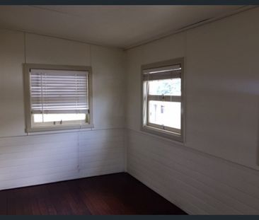 Neat 2 Bedroom Cottage close to Square & Hospital - Water & Garden ... - Photo 2