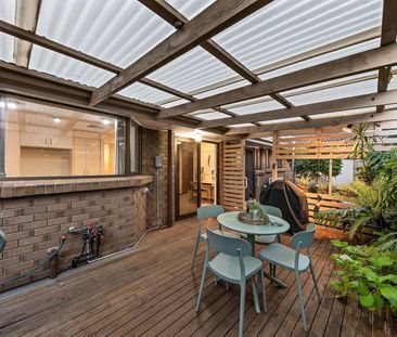 SPACIOUS TWO BEDROOM HOMETTE **6 MONTH LEASE ONLY** - Photo 4