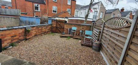 1 bedroom in a house share to rent - Photo 2