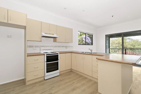 Four-bedroom house - Photo 5