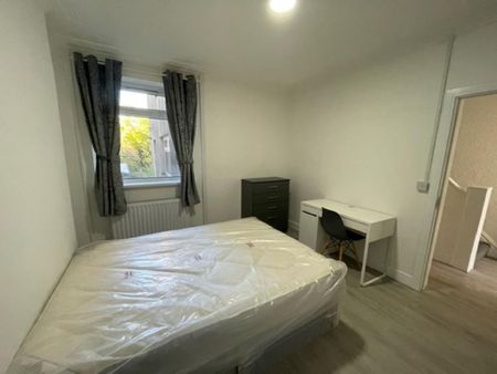 4 bedroom terraced house to rent - Photo 3