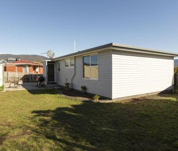 Lovely weatherboard Family home - Photo 5