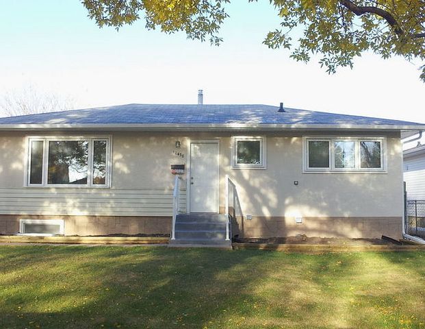 Spacious 3 Bed 1 bath Main floor Suite!*Large Yard w/Deck! Double Garage** | 10438 166 Street Edmonton, Edmonton - Photo 1