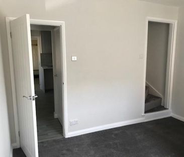 2 bedroom end of terrace house to rent - Photo 4