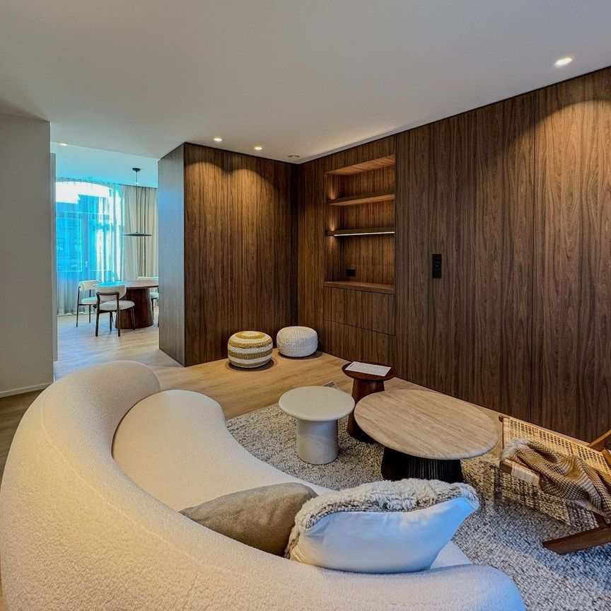 Ruim appartement met 2 slaapkamers en terras in het centrum. - Photo 1