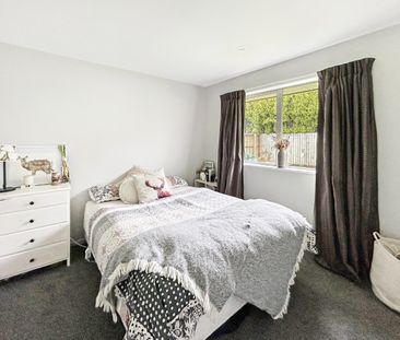 Stunning 3 Bedroom 2 Bathroom Property - Photo 3