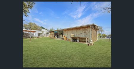 Charming 3-Bedroom Home Close to Town - Photo 4