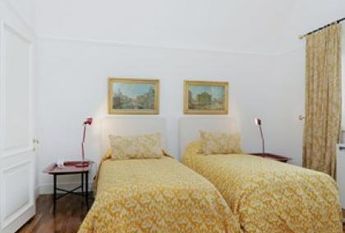 Attic-Spagna: 250mq. Duplex Penthouse located in 15th century Historical Building. Large double living room with fireplace, study, 3 bedrooms, 3 baths, spectauclar entertaining room with 360° views of antique Rome, rooftops and Cupoa’s. Ref #120