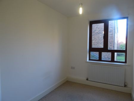 Unfurnished First Floor Apartment - Photo 2