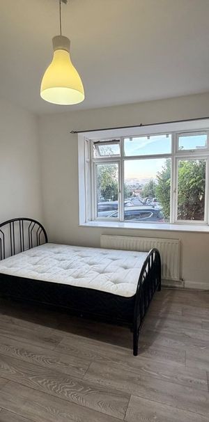 Studio Flat, Woodstock Avenue, NW11 - Photo 1