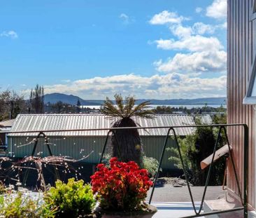 Spacious Family Home with Lake Views - Photo 5