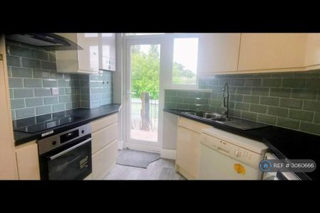 4 bedroom flat to rent - Photo 4