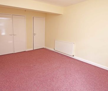 1 bedroom Upper Floor Flat flat to rent - Photo 1
