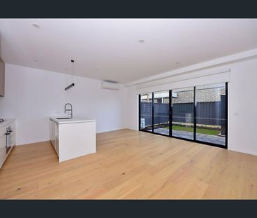 Light Filled Modern Townhouse - Photo 2