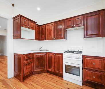 Well maintained two bedroom semi - convenient location - Photo 3