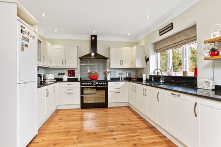 4 bedroom detached house to rent - Photo 3