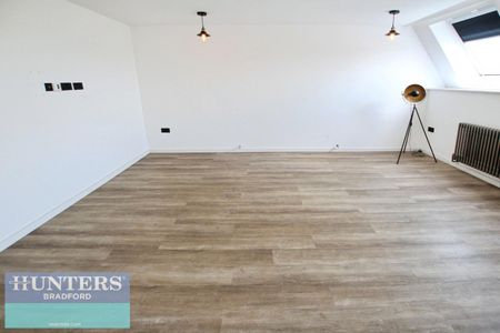 1 bedroom Flat To Let - Photo 2