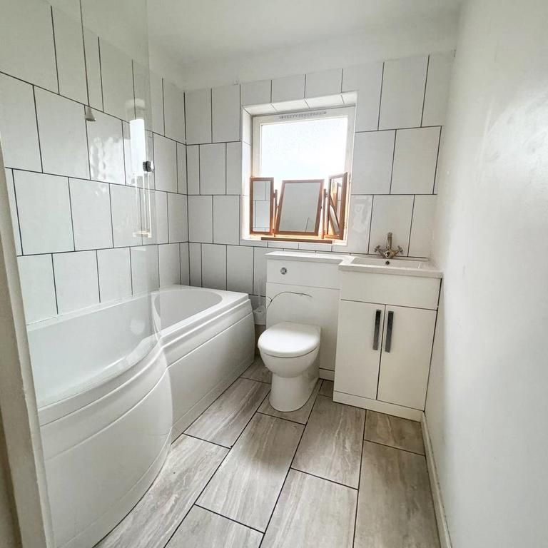 Sycamore Close, London - Photo 1