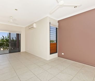 STYLISH AND STUNNING TOWNHOUSE - Photo 4