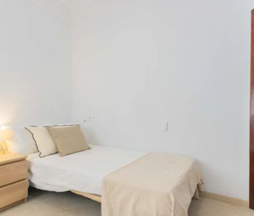 Room in a shared 5-bedroom apartment for rent in Nou Moles, Valenci... - Photo 5