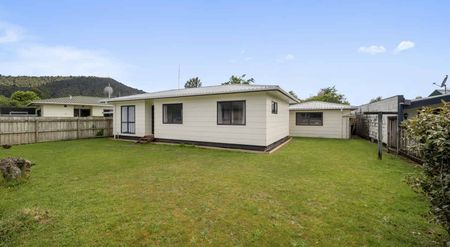 Tidy home with great yard space and garage - Photo 5
