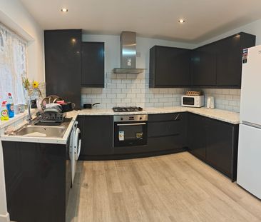 Room in a Shared House, London, E16 - Photo 2