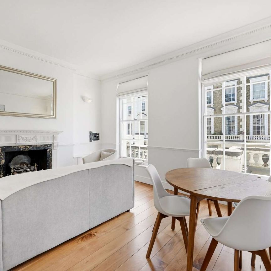 Beautiful one bedroom period apartment, with charming features, high ceilings and a private balcony. - Photo 1