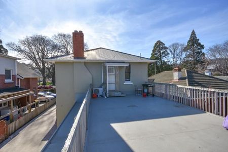 1 Min to University 4BR Dunedin Flat w/ Deck - Photo 4