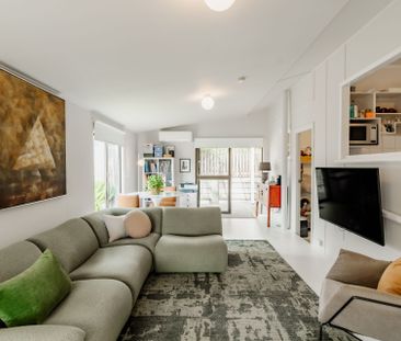 Dual-Living Coastal Home -3 Bedrooms PLUS Brand New 2-bed Granny Flat - Photo 4